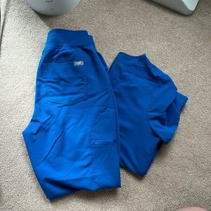 High Waisted Zamora™ Jogger Scrub Pants 2.0 & Casma™ Three-Pocket Scrub Top